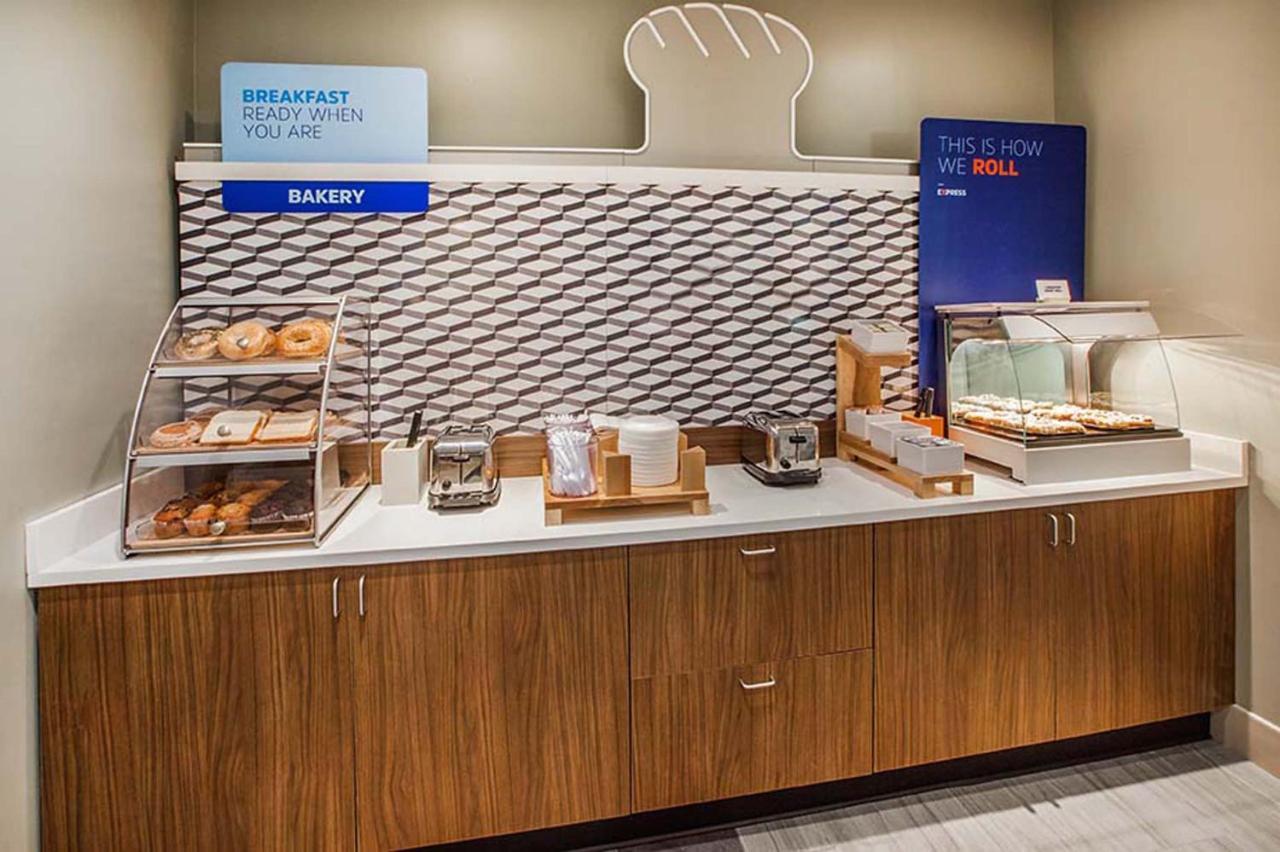 Holiday Inn Express Tampa North Telecom Park By Ihg Temple Terrace Экстерьер фото