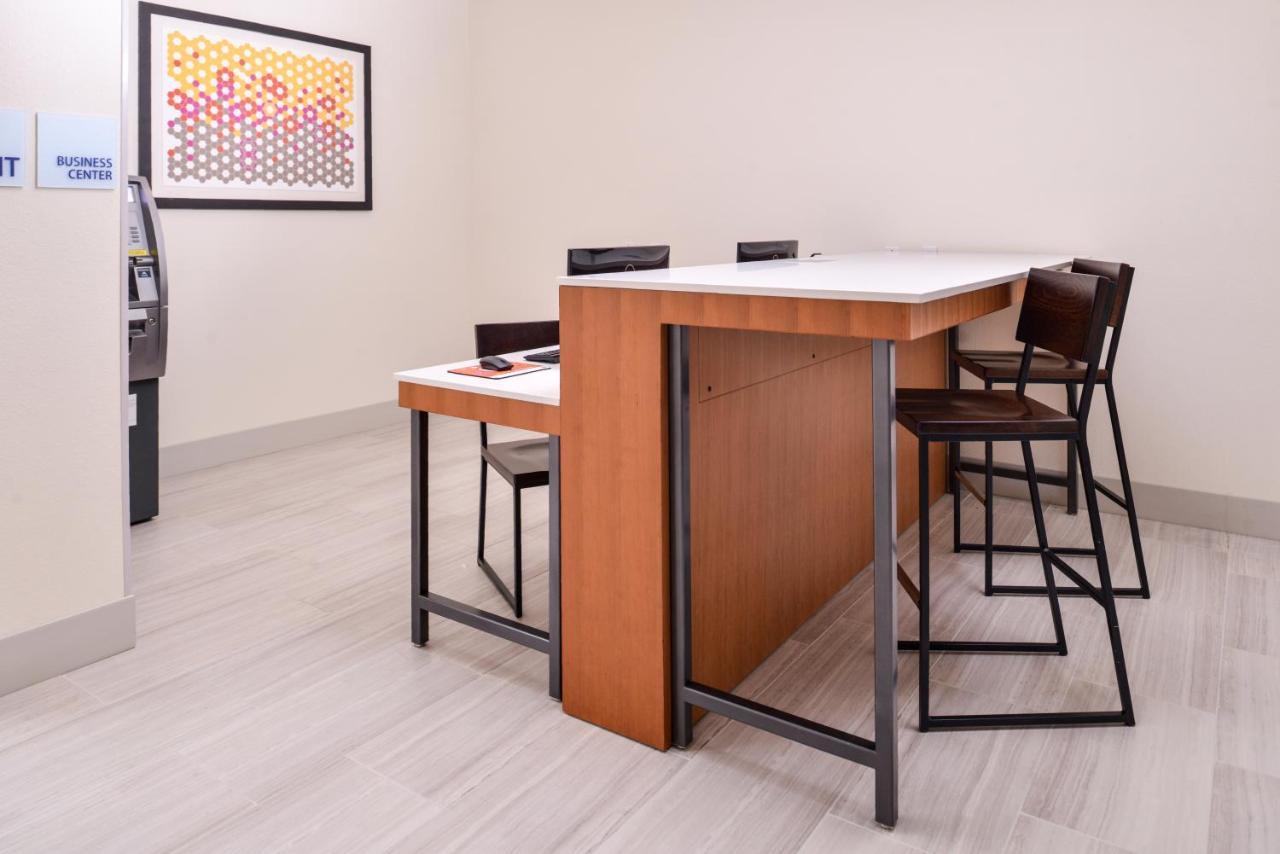 Holiday Inn Express Tampa North Telecom Park By Ihg Temple Terrace Экстерьер фото