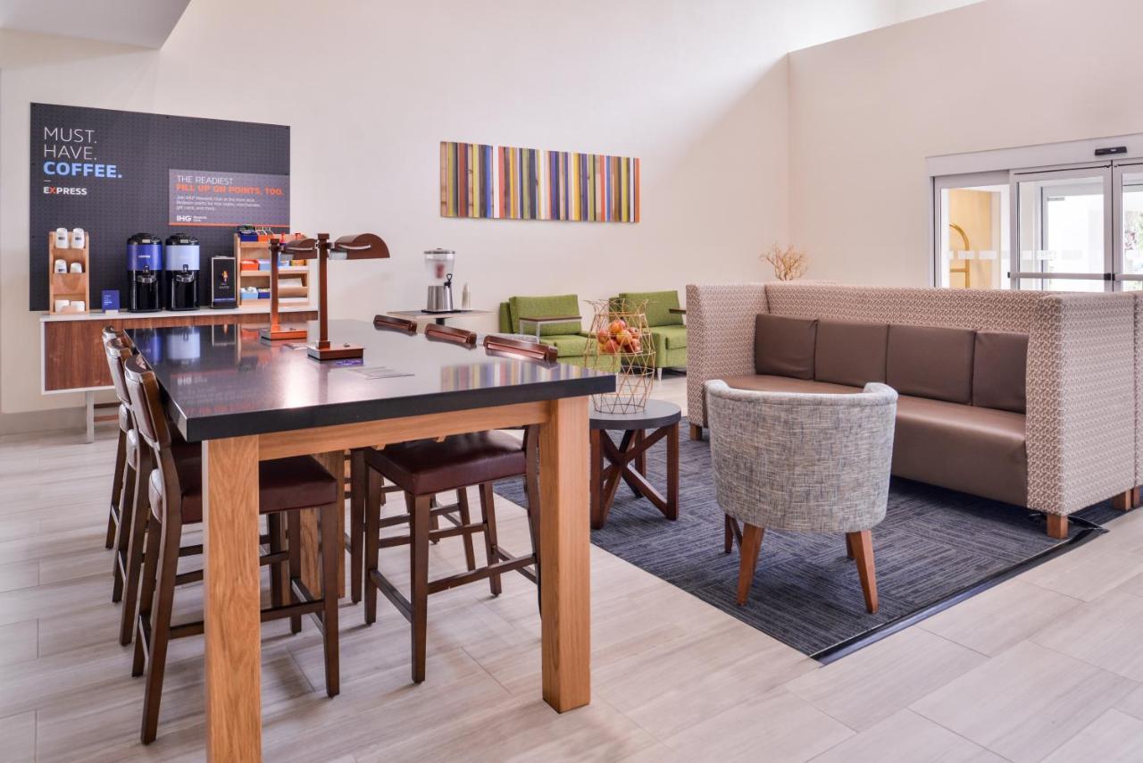 Holiday Inn Express Tampa North Telecom Park By Ihg Temple Terrace Экстерьер фото